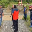 Plt Kepala BPBD Sulawesi Tengah bersama tim lintas sektor meninjau langsung lokasi terdampak banjir dan tanah longsor di Desa Wani, Kecamatan Labuan, Kabupaten Donggala, Senin (12/01/26). FOTO: istimewa