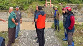 Plt Kepala BPBD Sulawesi Tengah bersama tim lintas sektor meninjau langsung lokasi terdampak banjir dan tanah longsor di Desa Wani, Kecamatan Labuan, Kabupaten Donggala, Senin (12/01/26). FOTO: istimewa