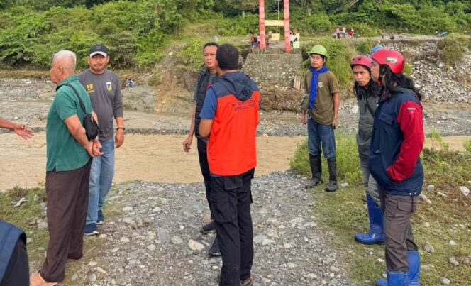 
					Plt Kepala BPBD Sulawesi Tengah bersama tim lintas sektor meninjau langsung lokasi terdampak banjir dan tanah longsor di Desa Wani, Kecamatan Labuan, Kabupaten Donggala, Senin (12/01/26). FOTO: istimewa
