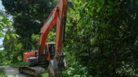 Alat berat dikerahkan Pemerintah Provinsi Sulawesi Tengah untuk membersihkan material longsor dan membuka akses jalan yang terputus akibat banjir di Desa Wani, Kabupaten Donggala. FOTO: istimewa