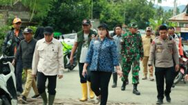Bupati Donggala, Vera Elena Laruni bersama unsur Forkopimda, TNI-Polri, dan perangkat daerah meninjau langsung lokasi terdampak banjir di Kecamatan Tanantovea dan Labuan, Kabupaten Donggala, Senin (12/01/26). FOTO: istimewa