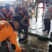 Puluhan relawan PKS membersihkan sisa lumpur banjir di salah satu rumah warga Desa Wani, Kecamatan Tanantovea, Kabupaten Donggala, Senin (12/01/26). FOTO: istimewa