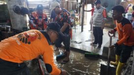 Puluhan relawan PKS membersihkan sisa lumpur banjir di salah satu rumah warga Desa Wani, Kecamatan Tanantovea, Kabupaten Donggala, Senin (12/01/26). FOTO: istimewa