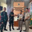 Kepala Kantor Pertanahan Kabupaten Donggala menyerahkan Sertipikat Barang Milik Negara (BMN) kepada perwakilan instansi terkait, disaksikan jajaran TNI dan pegawai Kantor Pertanahan Kabupaten Donggala, di Kantor Pertanahan Kabupaten Donggala, Senin (12/01/26). FOTO: istimewa