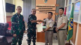 Kepala Kantor Pertanahan Kabupaten Donggala menyerahkan Sertipikat Barang Milik Negara (BMN) kepada perwakilan instansi terkait, disaksikan jajaran TNI dan pegawai Kantor Pertanahan Kabupaten Donggala, di Kantor Pertanahan Kabupaten Donggala, Senin (12/01/26). FOTO: istimewa