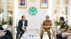 Gubernur Sulawesi Tengah Anwar Hafid (kedua kanan) berbincang dengan Menteri Lingkungan Hidup Hanif Faisol Nurofiq (kedua kiri) saat audiensi di Jakarta, membahas penanganan tambang ilegal serta penguatan pengawasan dan penegakan hukum di sektor pertambangan, Selasa (13/01/26). FOTO: istimewa