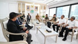 Gubernur Sulawesi Tengah, Anwar Hafid, saat melakukan audiensi dengan Menteri Lingkungan Hidup, Hanif Faisol Nurofiq, di Jakarta. FOTO: istimewa