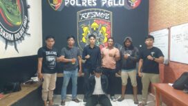 Tim Resmob Tadulako Satreskrim Polresta Palu mengamankan terduga pelaku pencurian brankas di Toko Bintang Palu beserta sejumlah barang bukti hasil kejahatan saat pengungkapan kasus di Mapolresta Palu.
FOTO: Dok. Humas Polresta Palu