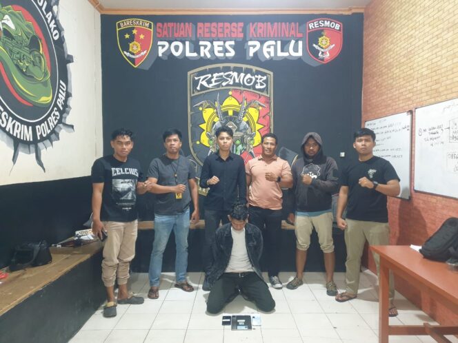 
					Tim Resmob Tadulako Satreskrim Polresta Palu mengamankan terduga pelaku pencurian brankas di Toko Bintang Palu beserta sejumlah barang bukti hasil kejahatan saat pengungkapan kasus di Mapolresta Palu.
FOTO: Dok. Humas Polresta Palu