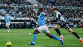 Pemain Manchester City berusaha melewati kawalan pemain Newcastle United dalam laga leg pertama Piala EPL di St. James’ Park, Rabu (14/01/26) dini hari WIB. FOTO: (IG) Mancity