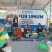 Sejumlah penyintas banjir di Aceh Tamiang menunjukkan paket abon bantuan dari masyarakat Sulawesi Tengah yang disalurkan melalui Yakesma Sulteng. FOTO: istimewa