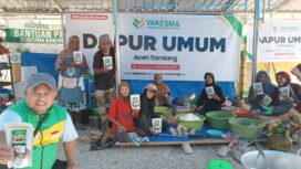 Sejumlah penyintas banjir di Aceh Tamiang menunjukkan paket abon bantuan dari masyarakat Sulawesi Tengah yang disalurkan melalui Yakesma Sulteng. FOTO: istimewa