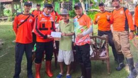 Relawan PKS DPW Sulawesi Tengah menyerahkan bantuan kepada seorang lansia korban banjir di Desa Wani, Kecamatan Tanantovea, Kabupaten Donggala, Rabu (14/01/26). FOTO: hnf