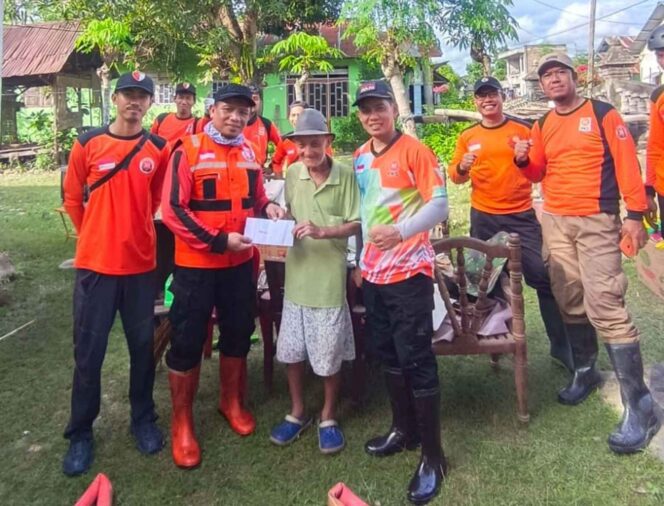 
					Relawan PKS DPW Sulawesi Tengah menyerahkan bantuan kepada seorang lansia korban banjir di Desa Wani, Kecamatan Tanantovea, Kabupaten Donggala, Rabu (14/01/26). FOTO: hnf