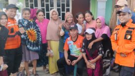 Wakil Ketua Fraksi PKS DPRD Sulawesi Tengah, Takwin, bersama relawan DPW PKS Sulteng berfoto bersama warga usai menyalurkan bantuan dan membantu membersihkan rumah korban banjir di Desa Wani, Kecamatan Tanantovea, Kabupaten Donggala.  FOTO: Hnf