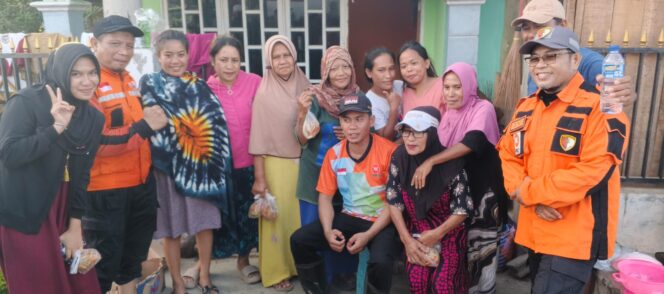 
					Wakil Ketua Fraksi PKS DPRD Sulawesi Tengah, Takwin, bersama relawan DPW PKS Sulteng berfoto bersama warga usai menyalurkan bantuan dan membantu membersihkan rumah korban banjir di Desa Wani, Kecamatan Tanantovea, Kabupaten Donggala.  FOTO: Hnf