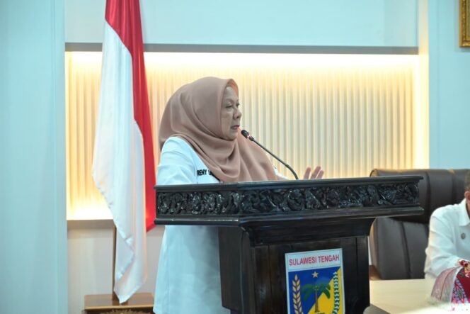 
					Wakil Gubernur Sulawesi Tengah, Reny A. Lamadjido, menyampaikan arahan saat memimpin rapat TPID dan TP2DD Provinsi Sulawesi Tengah di Ruang Polibu, Rabu (14/01/26). FOTO: istimewa