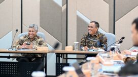 Rektor Institut Teknologi Bandung (ITB), Tatacipta Dirgantara (kiri), dan Gubernur Sulawesi Tengah, Anwar Hafid (kanan), tampak berbincang santai dan tertawa saat pertemuan membahas kerja sama pendidikan, riset, dan pengembangan sumber daya manusia di Kampus ITB Jakarta, Rabu (14/01/26). FOTO: istimewa