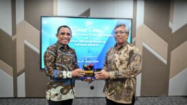 Gubernur Sulawesi Tengah, Anwar Hafid (kiri), menyerahkan cendera mata kepada Rektor Institut Teknologi Bandung (ITB), Tatacipta Dirgantara (kanan), usai pertemuan membahas peluang kerja sama bidang pendidikan, riset, dan pengembangan sumber daya manusia di Kampus ITB Jakarta, Rabu (14/01/26). FOTO: istimewa