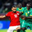 Pemain Senegal (kanan) berduel dengan pemain Mesir dalam laga semifinal Piala Afrika (AFCON) 2025 di Stade Ibn Batouta, Tanger, Kamis (15/01/26) dini hari WIB. FOTO: (IG) football senegal 