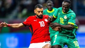 Pemain Senegal (kanan) berduel dengan pemain Mesir dalam laga semifinal Piala Afrika (AFCON) 2025 di Stade Ibn Batouta, Tanger, Kamis (15/01/26) dini hari WIB. FOTO: (IG) football senegal 