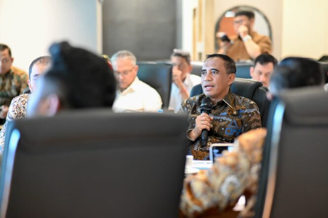 
					Gubernur Sulawesi Tengah, Anwar Hafid, menyampaikan paparan rencana strategis pembangunan daerah saat pertemuan dengan jajaran Kementerian PPN/Bappenas di Jakarta, Rabu (14/01/26). FOTO: istimewa