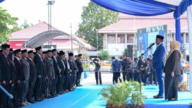 Gubernur Sulawesi Tengah Anwar Hafid menyampaikan arahan saat melantik ratusan pejabat Pemprov Sulawesi Tengah di Lapangan Pogombo, Kantor Gubernur Sulteng. FOTO: istimewa