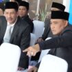 Sekretaris DPRD Provinsi Sulawesi Tengah, M. Sadly Lesnusa (kanan), berbincang dengan salah satu pejabat di sela pelantikan dan pengambilan sumpah/janji jabatan pejabat Eselon III dan IV di lingkungan Pemerintah Provinsi Sulawesi Tengah yang digelar di Lapangan Pogombo, Palu, Kamis (15/01/26). FOTO: istimewa