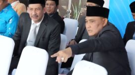Sekretaris DPRD Provinsi Sulawesi Tengah, M. Sadly Lesnusa (kanan), berbincang dengan salah satu pejabat di sela pelantikan dan pengambilan sumpah/janji jabatan pejabat Eselon III dan IV di lingkungan Pemerintah Provinsi Sulawesi Tengah yang digelar di Lapangan Pogombo, Palu, Kamis (15/01/26). FOTO: istimewa