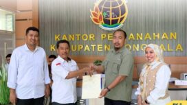 Kepala Kantor Pertanahan Kabupaten Donggala, Rusli M. Mau, S.Si.T., M.A.P. (kedua dari kiri), menyerahkan sertipikat aset PT PLN (Persero) kepada perwakilan PLN dalam kegiatan penyerahan 11 sertipikat aset, Kamis (15/01/26), di Kantor Pertanahan Kabupaten Donggala. FOTO: istimewa