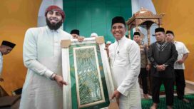 Gubernur Sulawesi Tengah Anwar Hafid menerima cendera mata berupa kaligrafi dari Syekh Anas Jaber usai kegiatan Subuh Berkah di Masjid Raya Baitul Khairaat, Kota Palu, Jumat (16/01/26). FOTO: istimewa