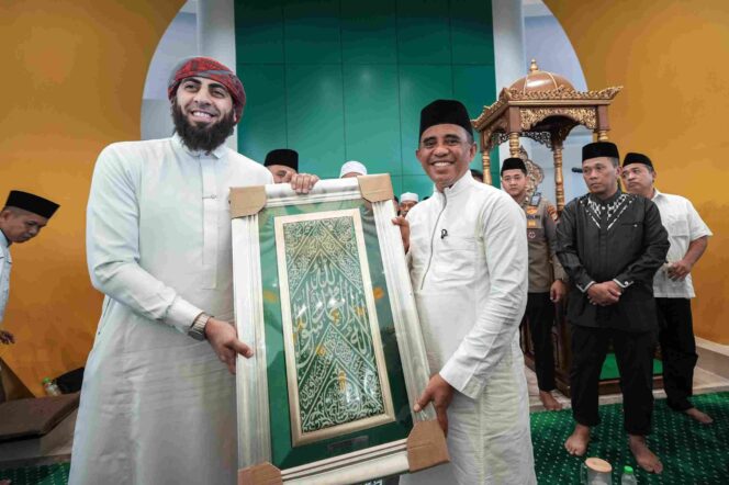 
					Gubernur Sulawesi Tengah Anwar Hafid menerima cendera mata berupa kaligrafi dari Syekh Anas Jaber usai kegiatan Subuh Berkah di Masjid Raya Baitul Khairaat, Kota Palu, Jumat (16/01/26). FOTO: istimewa