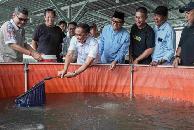 
					Gubernur Sulawesi Tengah Anwar Hafid meninjau langsung budidaya ikan air tawar di Kampung Mpanau, Kecamatan Sigi Biromaru, Kabupaten Sigi, Jumat (16/01/26). FOTO: istimewa