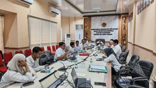 
					Suasana rapat koordinasi penanganan indikasi tumpang tindih sertipikat antara Kantor Pertanahan Kabupaten Donggala dan Kantor Pertanahan Kota Palu yang digelar di ruang rapat Kantor Wilayah BPN Provinsi Sulawesi Tengah, Kamis (15/01/26). FOTO: istimewa