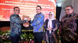 Anwar Hafid (kiri) menerima dokumen serah terima jabatan Ketua Umum Masyarakat Ilmu Pemerintahan Indonesia (MIPI) dalam rangkaian Musyawarah Nasional VIII MIPI di Jakarta, disaksikan jajaran pengurus dan peserta Munas, Sabtu (17/01/26). FOTO: istimewa