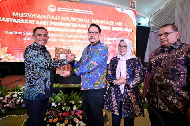 
					Anwar Hafid (kiri) menerima dokumen serah terima jabatan Ketua Umum Masyarakat Ilmu Pemerintahan Indonesia (MIPI) dalam rangkaian Musyawarah Nasional VIII MIPI di Jakarta, disaksikan jajaran pengurus dan peserta Munas, Sabtu (17/01/26). FOTO: istimewa