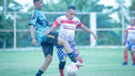 Pemain DLU FC (kanan) berusaha menguasai bola saat mendapat tekanan dari pemain tim ASN Pemerintah Kota Palu (kiri) dalam laga friendly match yang berlangsung di Lapangan Gawalise, Kelurahan Tipo, Kecamatan Ulujadi, Kota Palu, Sabtu (17/01/26). FOTO: netiz.id (akib)