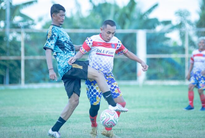 
					Pemain DLU FC (kanan) berusaha menguasai bola saat mendapat tekanan dari pemain tim ASN Pemerintah Kota Palu (kiri) dalam laga friendly match yang berlangsung di Lapangan Gawalise, Kelurahan Tipo, Kecamatan Ulujadi, Kota Palu, Sabtu (17/01/26). FOTO: netiz.id (akib)