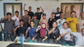 Anggota DPRD Kabupaten Donggala dari Fraksi NasDem, Hermin (tengah), berfoto bersama perwakilan Aliansi Masyarakat Donggala Bangkit (AMDB) usai pertemuan. FOTO: istimewa