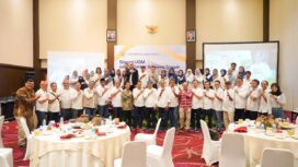 Pengurus Kagama Pusat dan Daerah, pimpinan Universitas Gadjah Mada, akademisi, serta peserta FGD berfoto bersama usai kegiatan Focus Group Discussion (FGD) bertema “Sinergi UGM dan Kagama Sulawesi Tengah” di Hotel Santika Palu, Sabtu (17/01/26). FOTO: istimewa