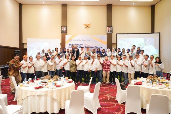 
					Pengurus Kagama Pusat dan Daerah, pimpinan Universitas Gadjah Mada, akademisi, serta peserta FGD berfoto bersama usai kegiatan Focus Group Discussion (FGD) bertema “Sinergi UGM dan Kagama Sulawesi Tengah” di Hotel Santika Palu, Sabtu (17/01/26). FOTO: istimewa