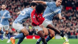 Pemain Manchester United berusaha mempertahankan penguasaan bola dari kawalan dua pemain Manchester City dalam laga Derby Manchester pada pekan ke-22 Liga Inggris di Old Trafford, Sabtu malam (17/01/26). FOTO: (IG) manutd