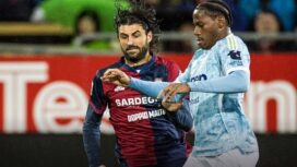 Pemain Cagliari (kiri) berusaha mempertahankan bola dari kawalan ketat pemain Juventus (kanan) dalam laga Serie A Italia pekan ke-21 di Stadion Unipol Domus, Cagliari, Minggu (18/01/26) dini hari WIB. FOTO: (IG) cagliaricalcio