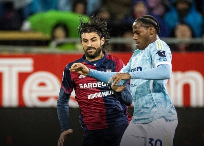 
					Pemain Cagliari (kiri) berusaha mempertahankan bola dari kawalan ketat pemain Juventus (kanan) dalam laga Serie A Italia pekan ke-21 di Stadion Unipol Domus, Cagliari, Minggu (18/01/26) dini hari WIB. FOTO: (IG) cagliaricalcio