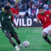 Pemain Nigeria berusaha mengontrol bola saat mendapat tekanan dari pemain Mesir dalam laga perebutan peringkat ketiga Piala Afrika (AFCON) 2025 di Stade Mohamed V, Casablanca, Minggu (18/01/26) dini hari WIB. FOTO: (IG) egyptnt
