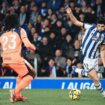Pemain Real Sociedad Gonzalo Guedes (kanan) melepaskan tembakan ke arah gawang Barcelona yang dijaga Joan Garcia dalam laga LaLiga Spanyol pekan ke-20 musim 2025–2026 di Reale Arena, San Sebastian, Senin (19/01/26) dini hari WIB. FOTO: (IG) realsociedad