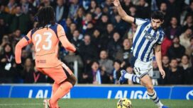Pemain Real Sociedad Gonzalo Guedes (kanan) melepaskan tembakan ke arah gawang Barcelona yang dijaga Joan Garcia dalam laga LaLiga Spanyol pekan ke-20 musim 2025–2026 di Reale Arena, San Sebastian, Senin (19/01/26) dini hari WIB. FOTO: (IG) realsociedad