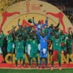 Para pemain Senegal merayakan keberhasilan mereka mengangkat trofi Piala Afrika (AFCON) 2025 usai menaklukkan Maroko di partai final yang digelar di Stade Prince Moulay Abdallah, Rabat, Senin (19/01/26) dini hari WIB. FOTO: (IG) footballsenegal