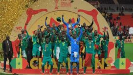 Para pemain Senegal merayakan keberhasilan mereka mengangkat trofi Piala Afrika (AFCON) 2025 usai menaklukkan Maroko di partai final yang digelar di Stade Prince Moulay Abdallah, Rabat, Senin (19/01/26) dini hari WIB. FOTO: (IG) footballsenegal
