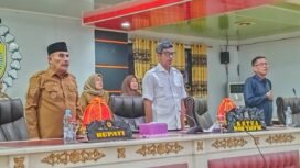 Ketua DPRD Donggala Moh Taufik (tengah) memimpin Rapat Paripurna DPRD Kabupaten Donggala di ruang sidang utama DPRD, Senin (19/01/26). FOTO: FN
